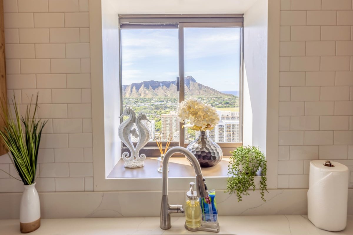 Renovated Waikiki Oceanfront Large Penthouse gallery image 4