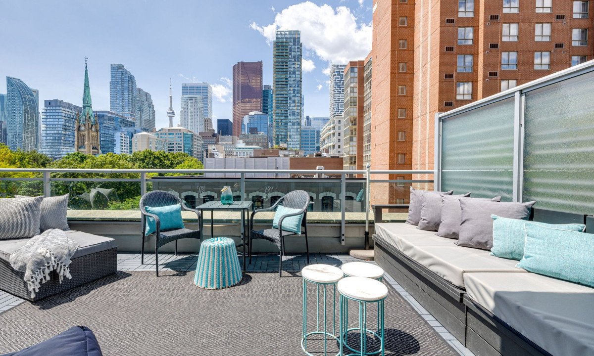 Urban Gem with Large Private Patio in DWTN Toronto