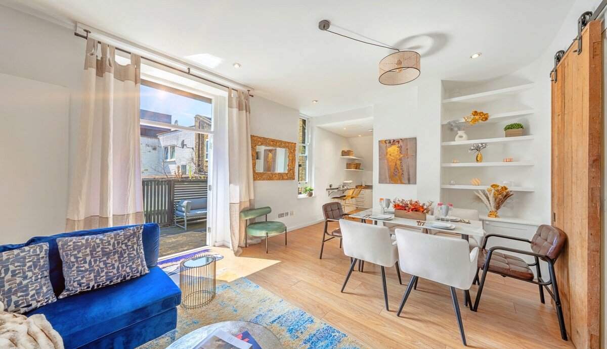 DESiGNER Victorian Flat with HUGE Terrace gallery image 5