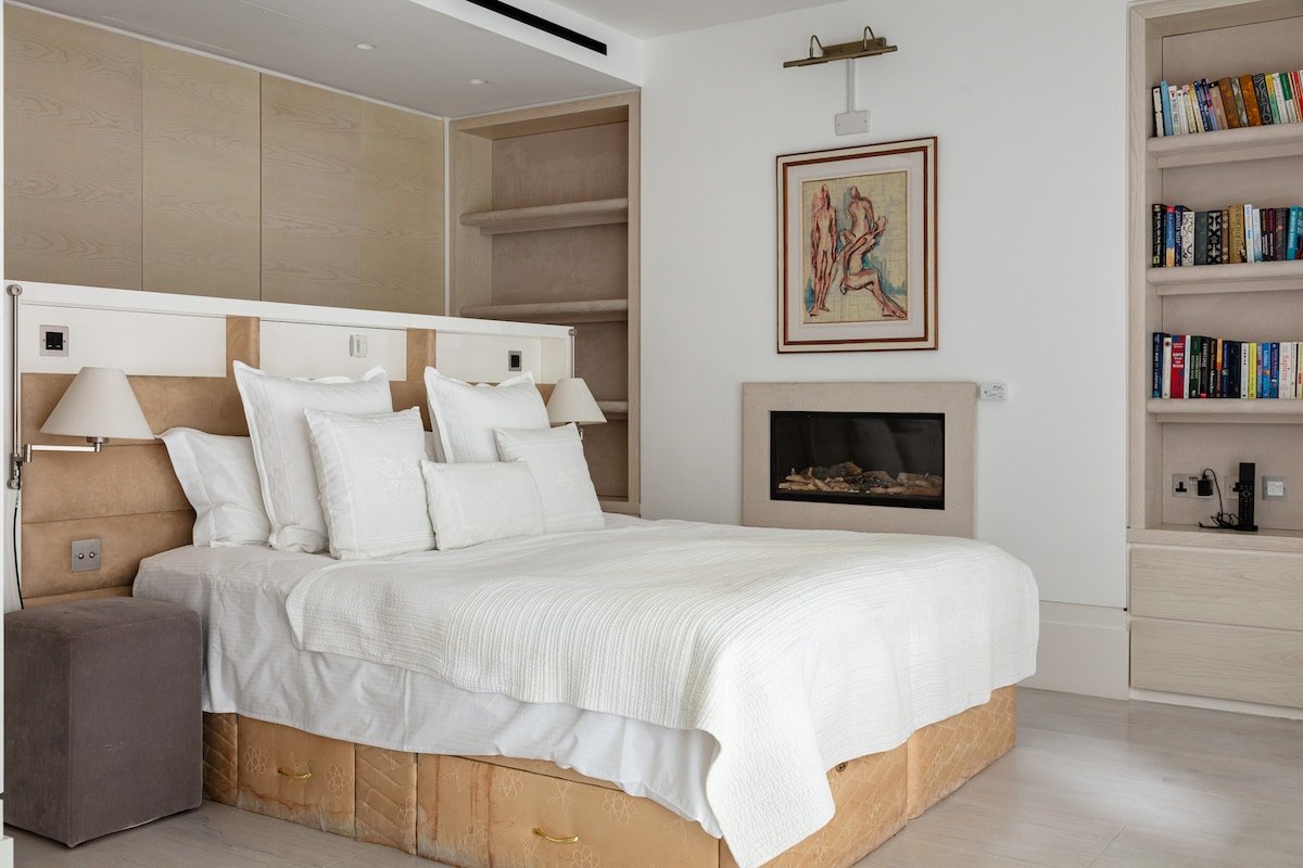 Grand Mayfair House | AC – Garage – Cinema – Sauna gallery image 4