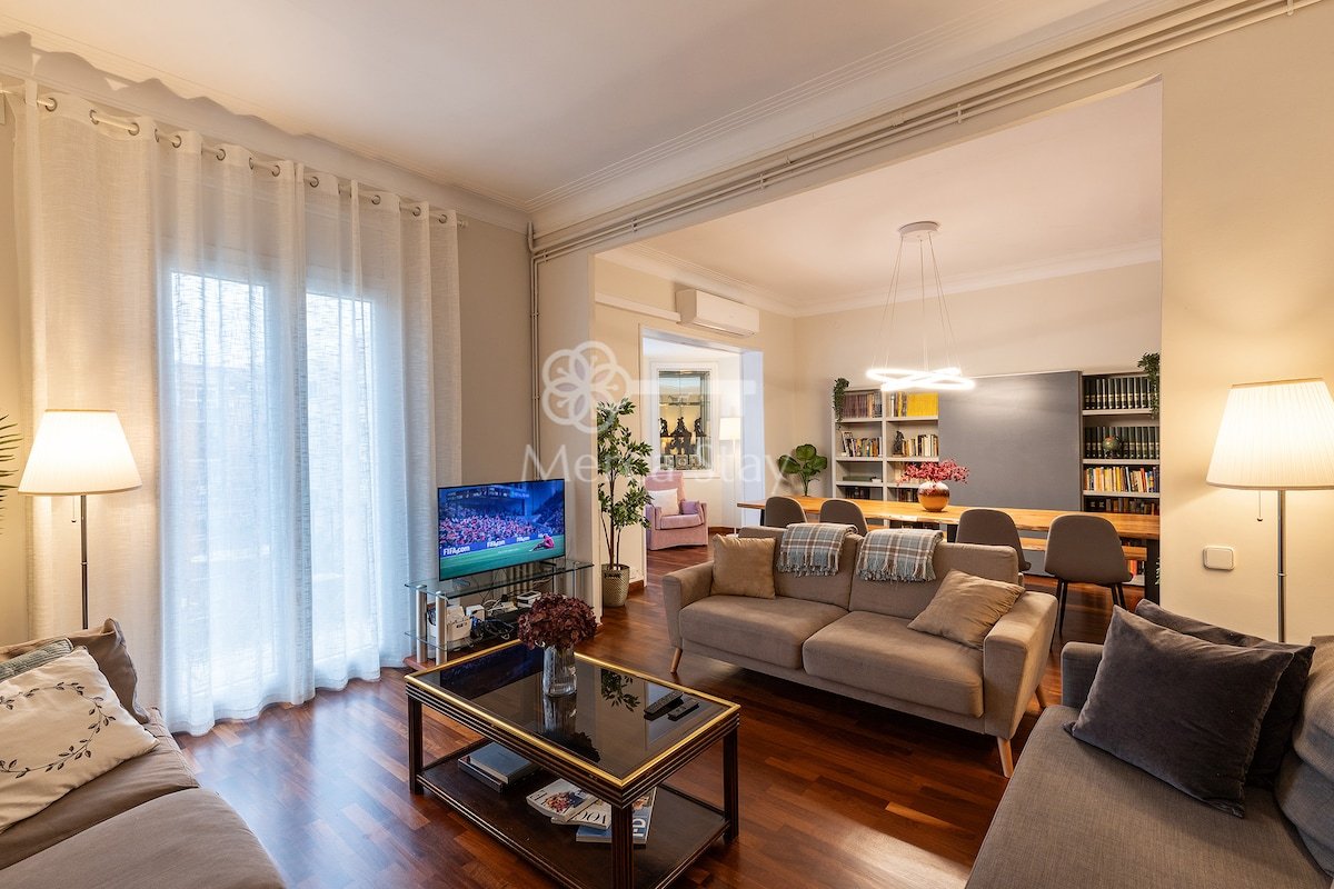 Large & beautiful apartment 4min Passeig de Gràcia gallery image 5