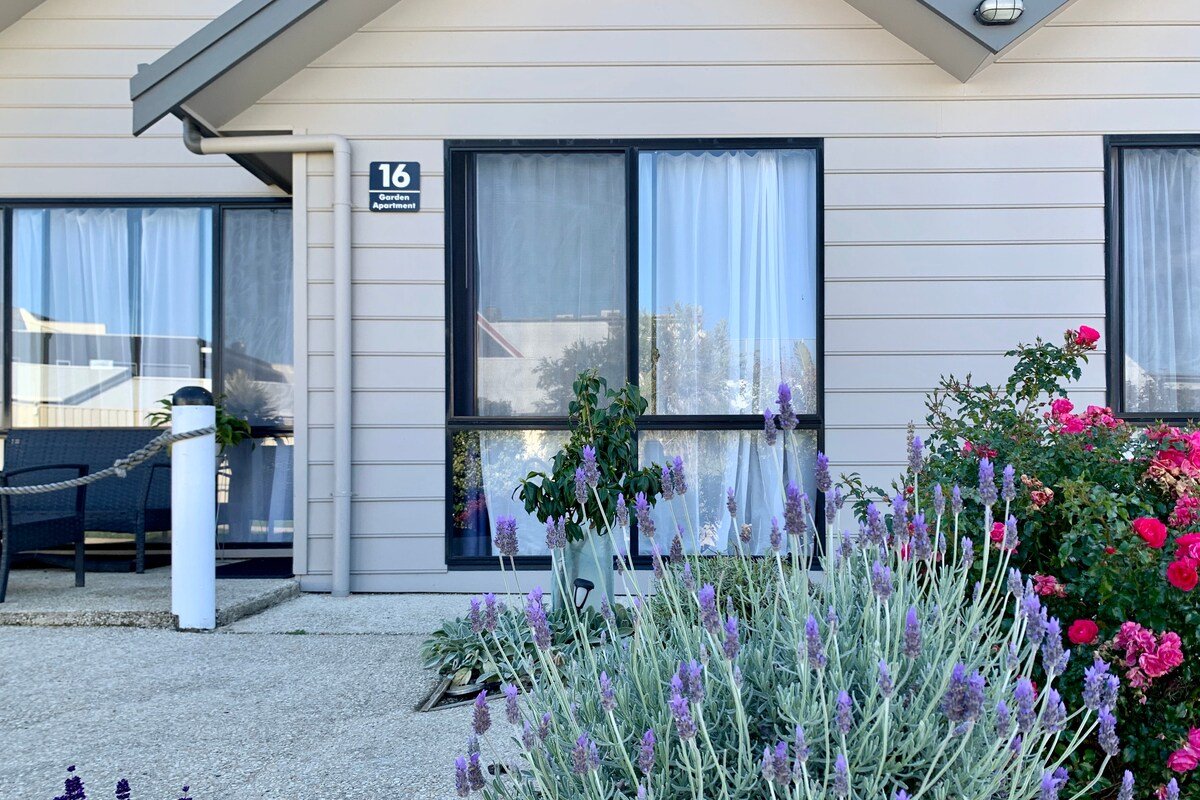 Garden Cottage – short walk to beach gallery image 4