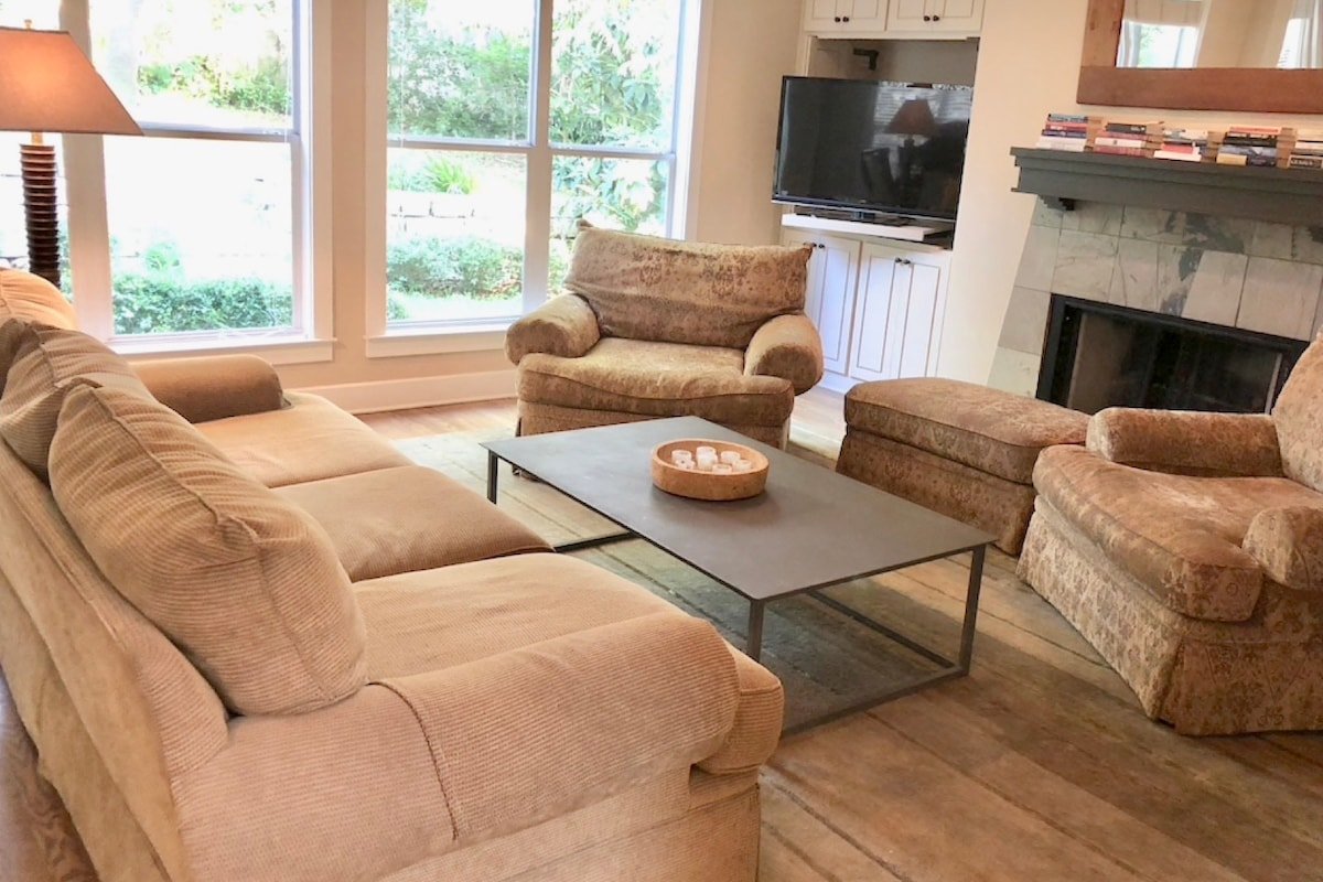 Wonderful Downtown House in Quiet Neighborhood gallery image 2