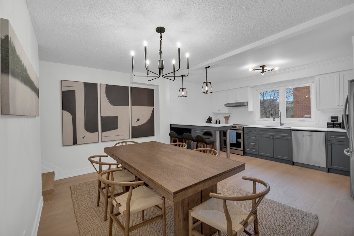 NEW! 6 Beds – Slps10/FREE Parking/Downtown/Gym gallery image 3