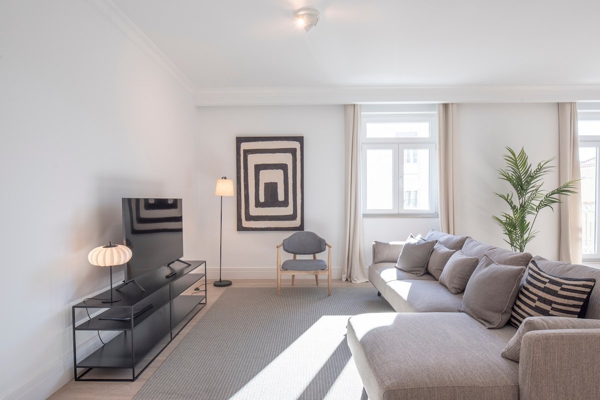 Charming Apartment in a Private Condominium w/Pool gallery image 3