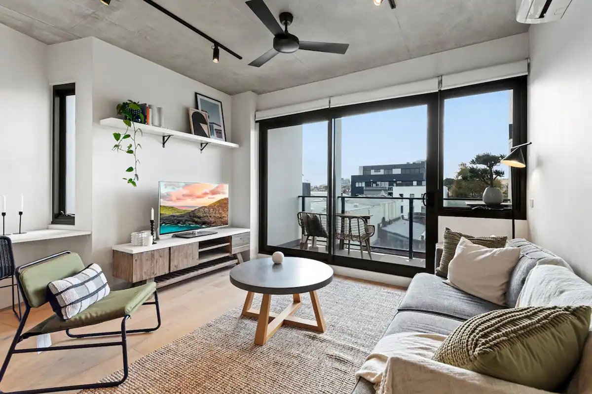 Industrial-Style Retreat. Near MCG & Cafe Hotspots