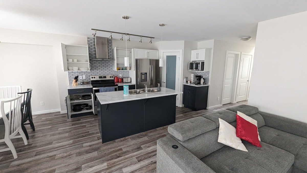 5 Bed 4 Bath 2500 sqft Clean and Elegant Home gallery image 3