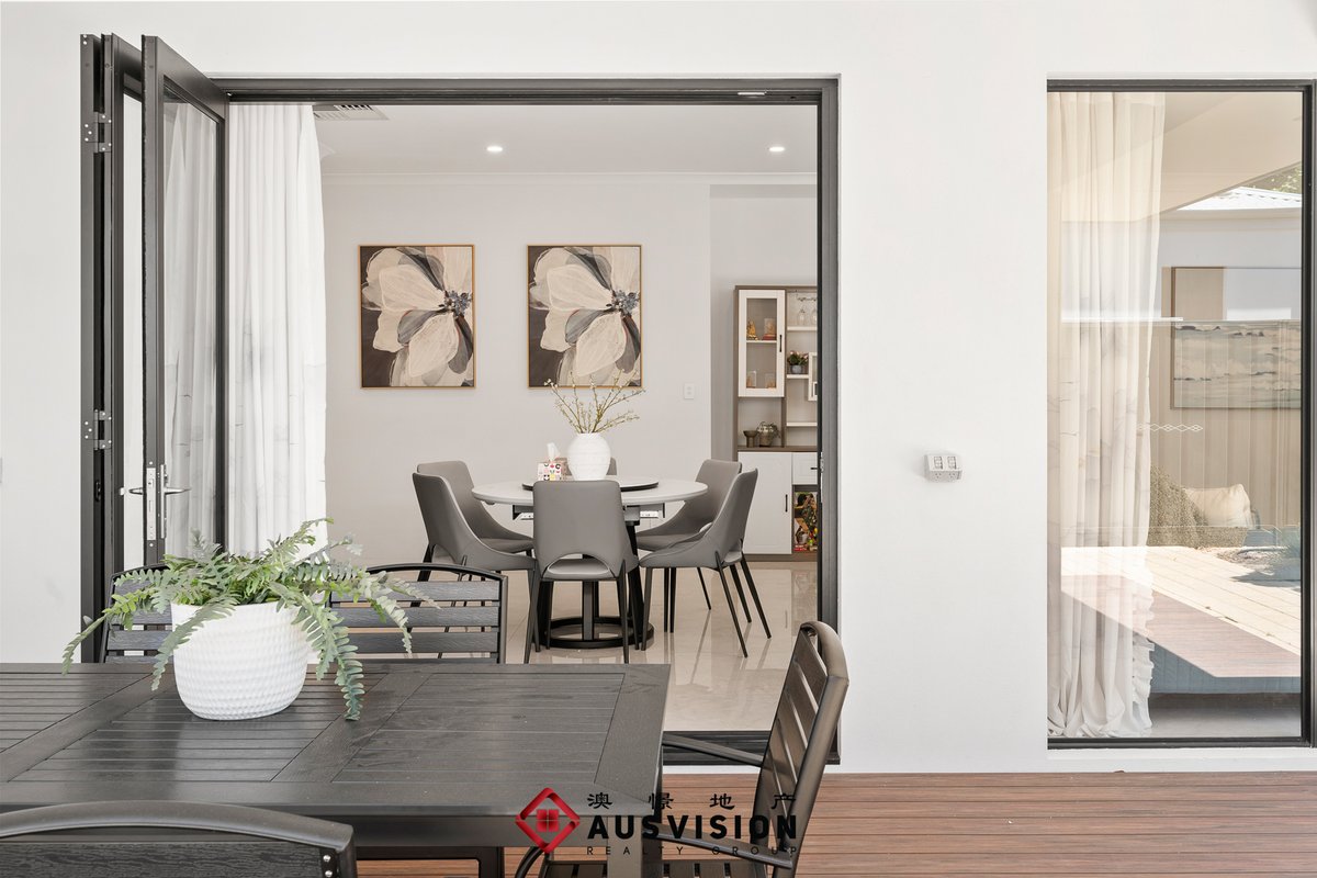 Perth Splendor: Elegant 4 BR, 4 Bath Retreat