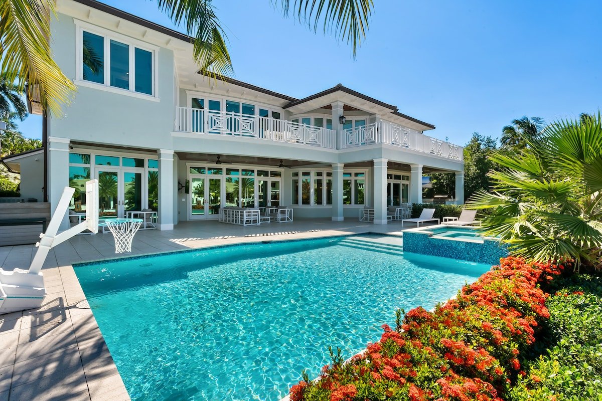 Modern Waterfront Villa gallery image 2