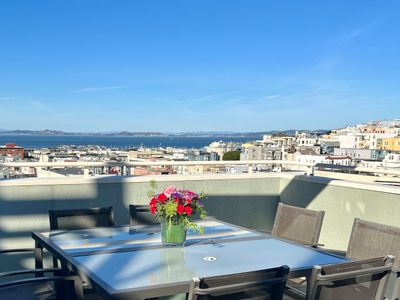 Stunning 2-Bedroom with Rooftop Deck & City Views