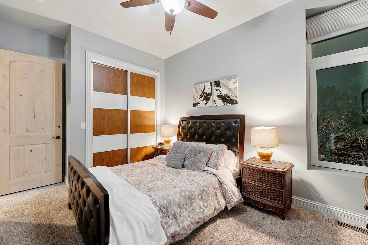 Chicago Mid-Century Gem with Rooftop Deck gallery image 5