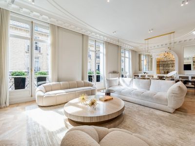 Palais Privé Haussmannien • Design & Luxe • 240 m²