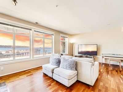 Waterfront 2BR Great Wheel View Walk to Pike Place