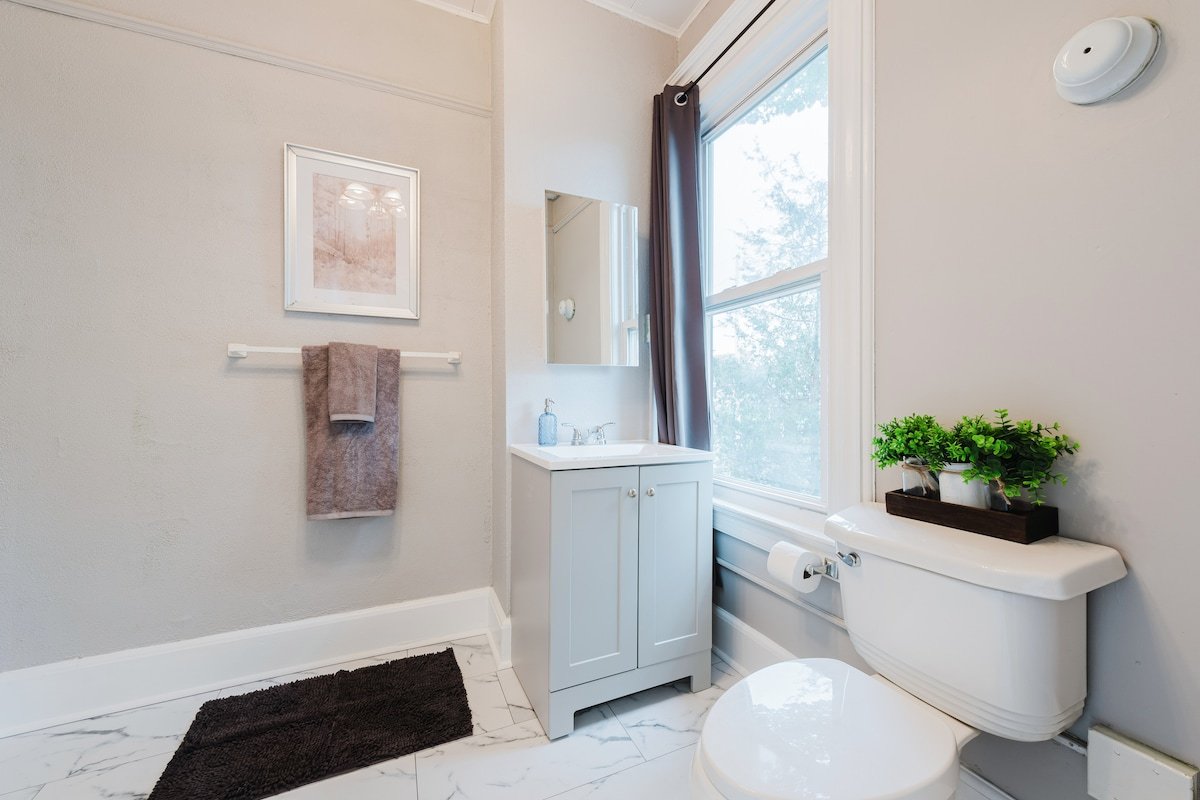 Entire Private 8 Bedroom House gallery image 5