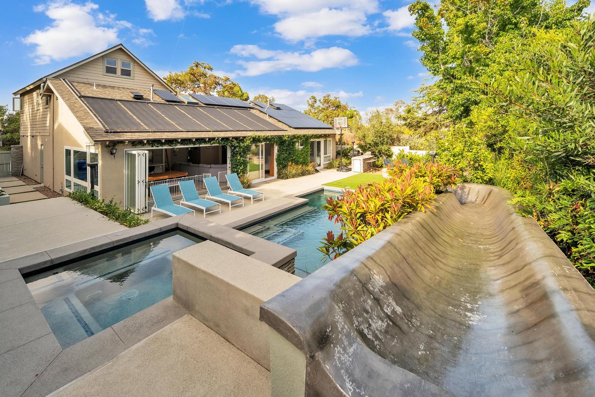 Gorgeous pool, close to beach, restaurants &shops!