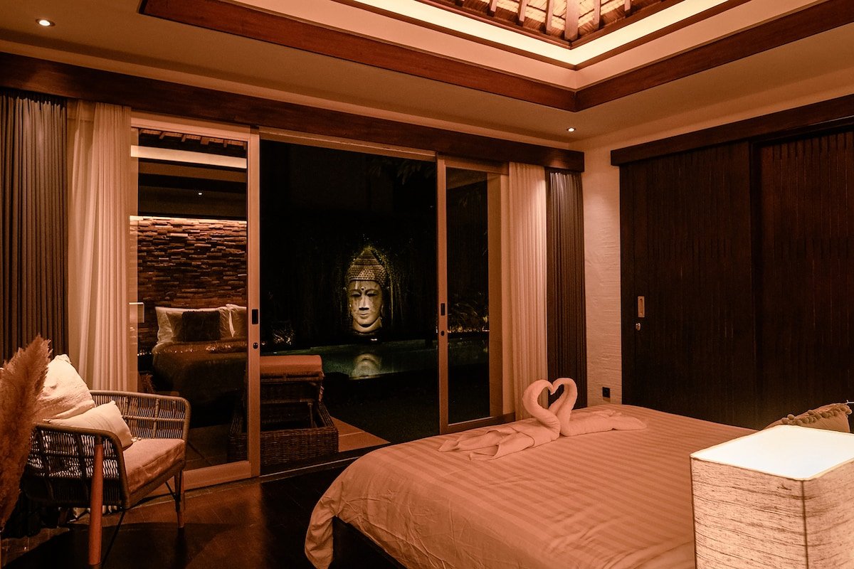 Sunset Palms Luxury Beachside Pool Villa 4BR gallery image 2