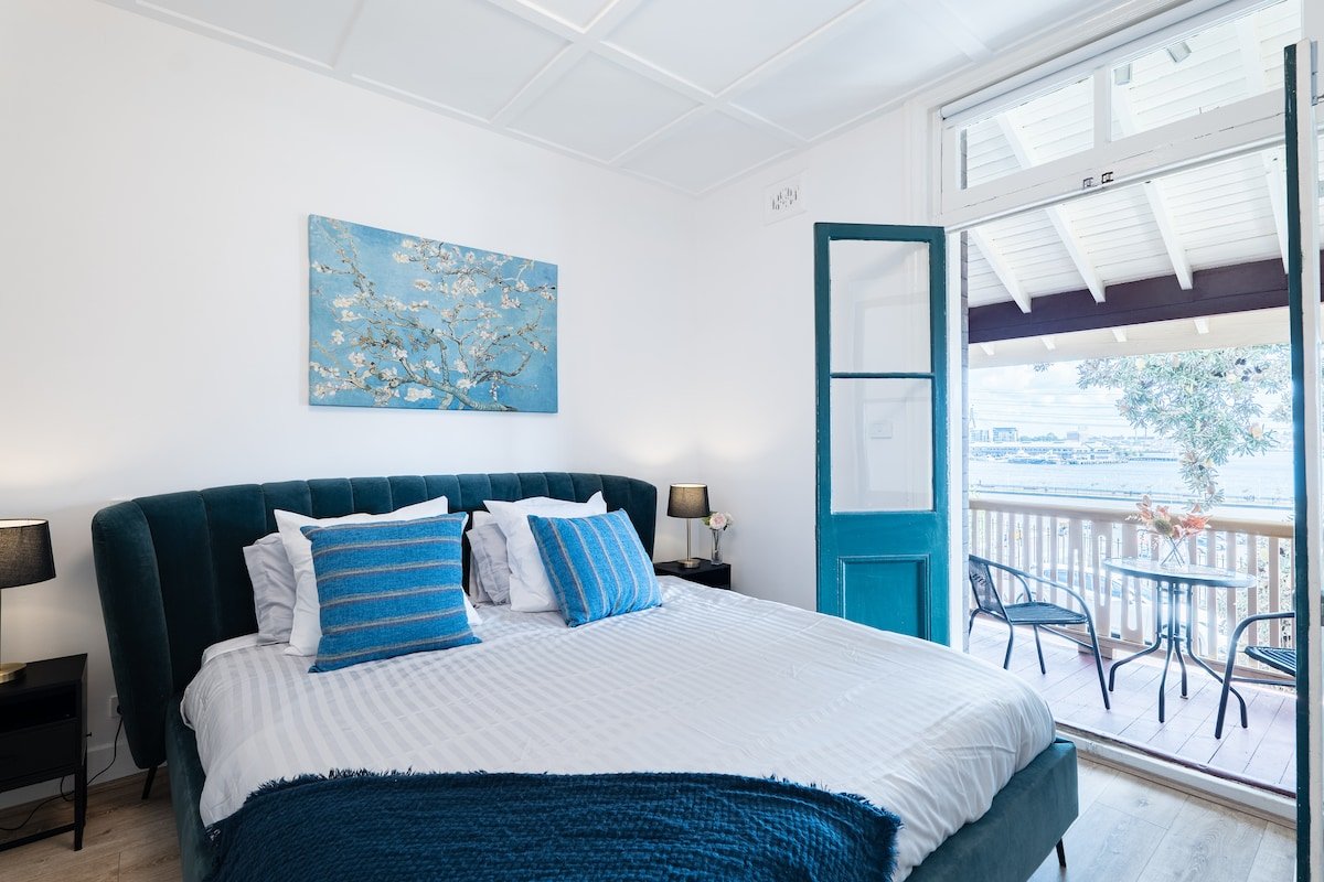 Waterfront – LARGE 8 Bedrooms House – 4 Unit Block gallery image 2