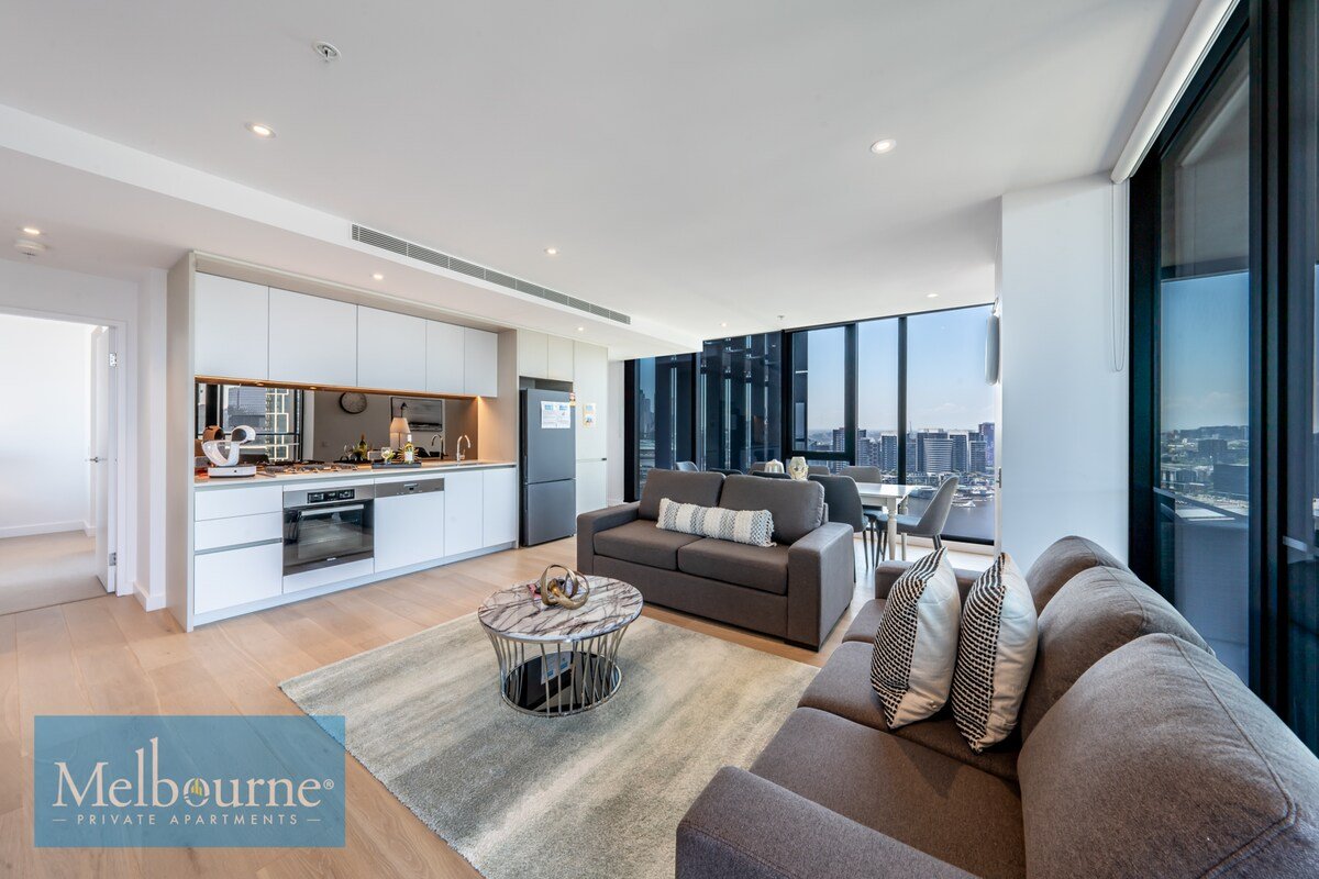 Sky High 3 Bedroom Apts with Dual Harbour Views gallery image 3