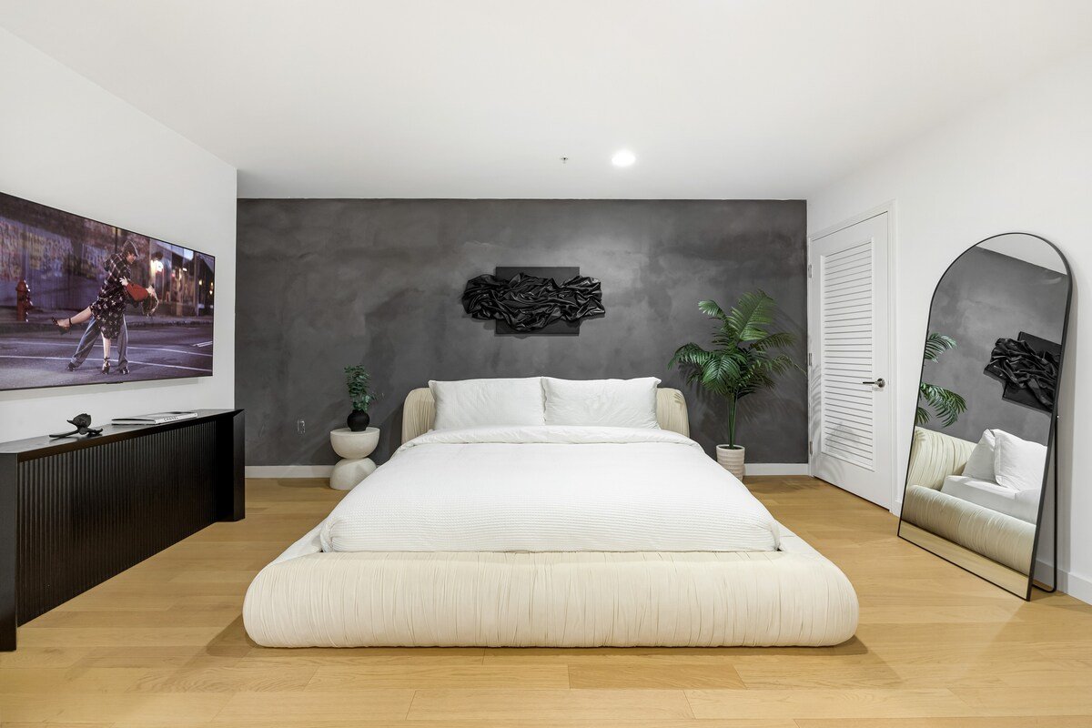 Downtown LA – Modern Luxe with Crypto View gallery image 4