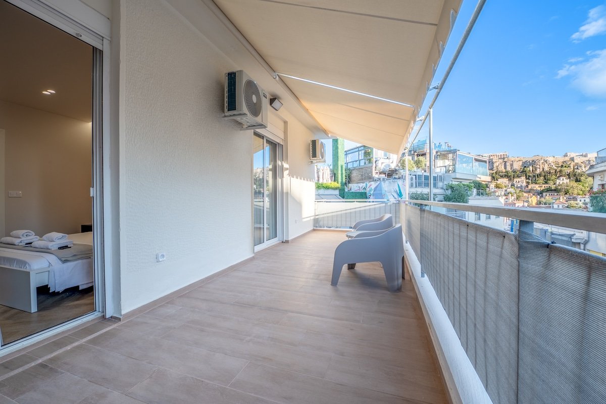 Apt in Monastiraki with balcony and Acropolis view gallery image 5