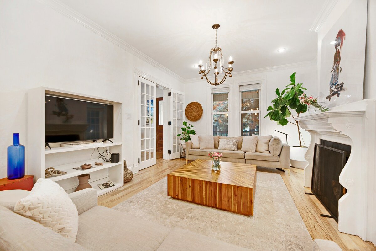 3-Story Modern Comfort w/ Parking | 17 min EWR gallery image 3