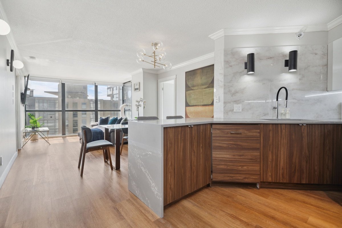 Beachfront Upscale Downtown Condo & Free Parking gallery image 3