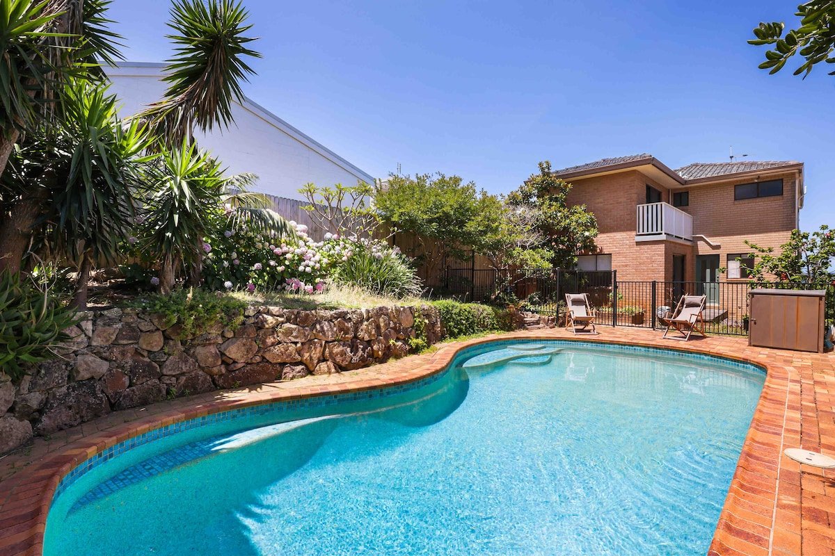 Beach View Curl Curl – House with Pool & Views gallery image 5