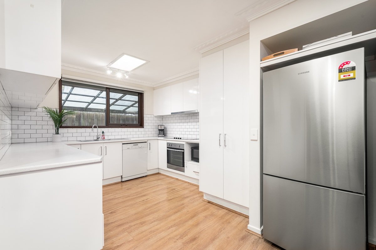 Serene and Spacious Retreat on the Hills gallery image 3