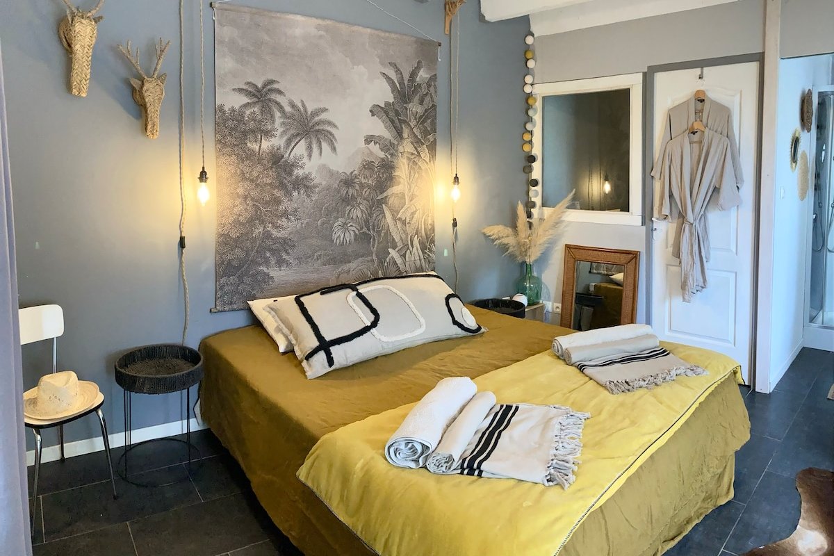 Large air-cond. villa with lodge, pool and jacuzzi gallery image 5