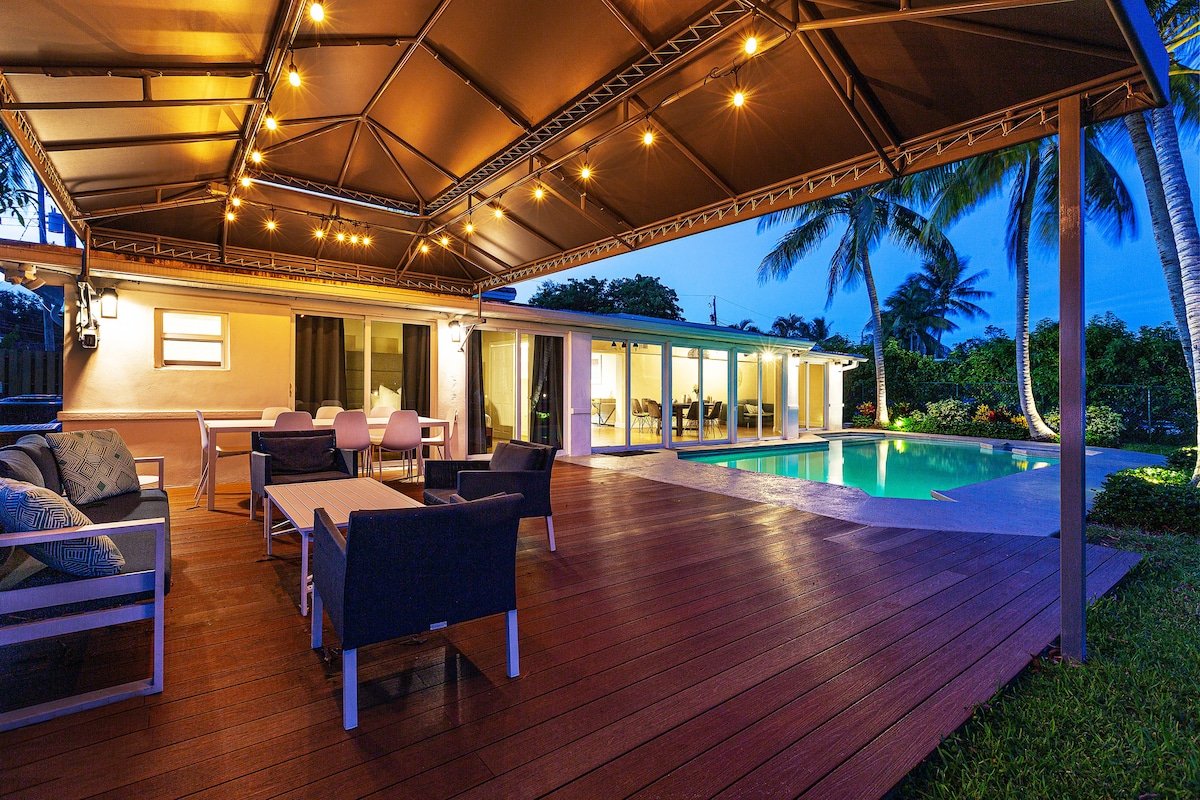 Waterfront Home 4 Bedroom w/Pool, and Game Room! gallery image 3