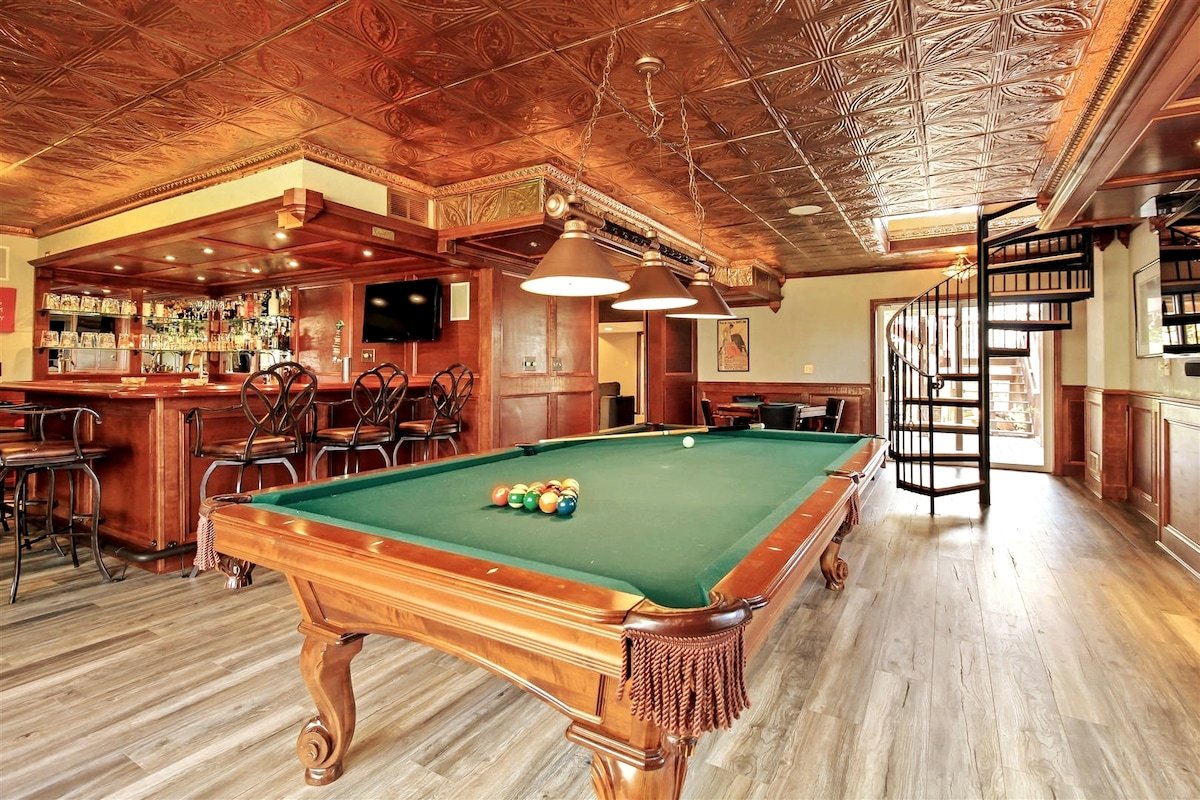 Arcade, Hot-Tub, Pub, 5 Kings, 15 Min To Anywhere gallery image 2