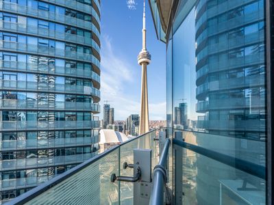 Luxe 2Br + Den Condo | CN Tower