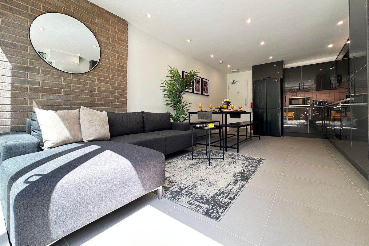 Modern 5-BR Featuring Private En Suites and TVs