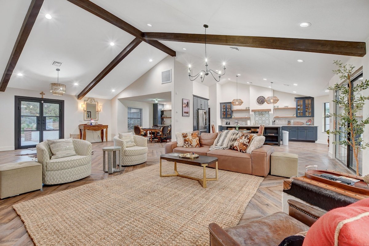 Vibrant Villa-6 miles from strip gallery image 2