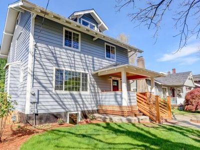 New Remodeled Historic 5 bed 4 bath in Laurelhurst