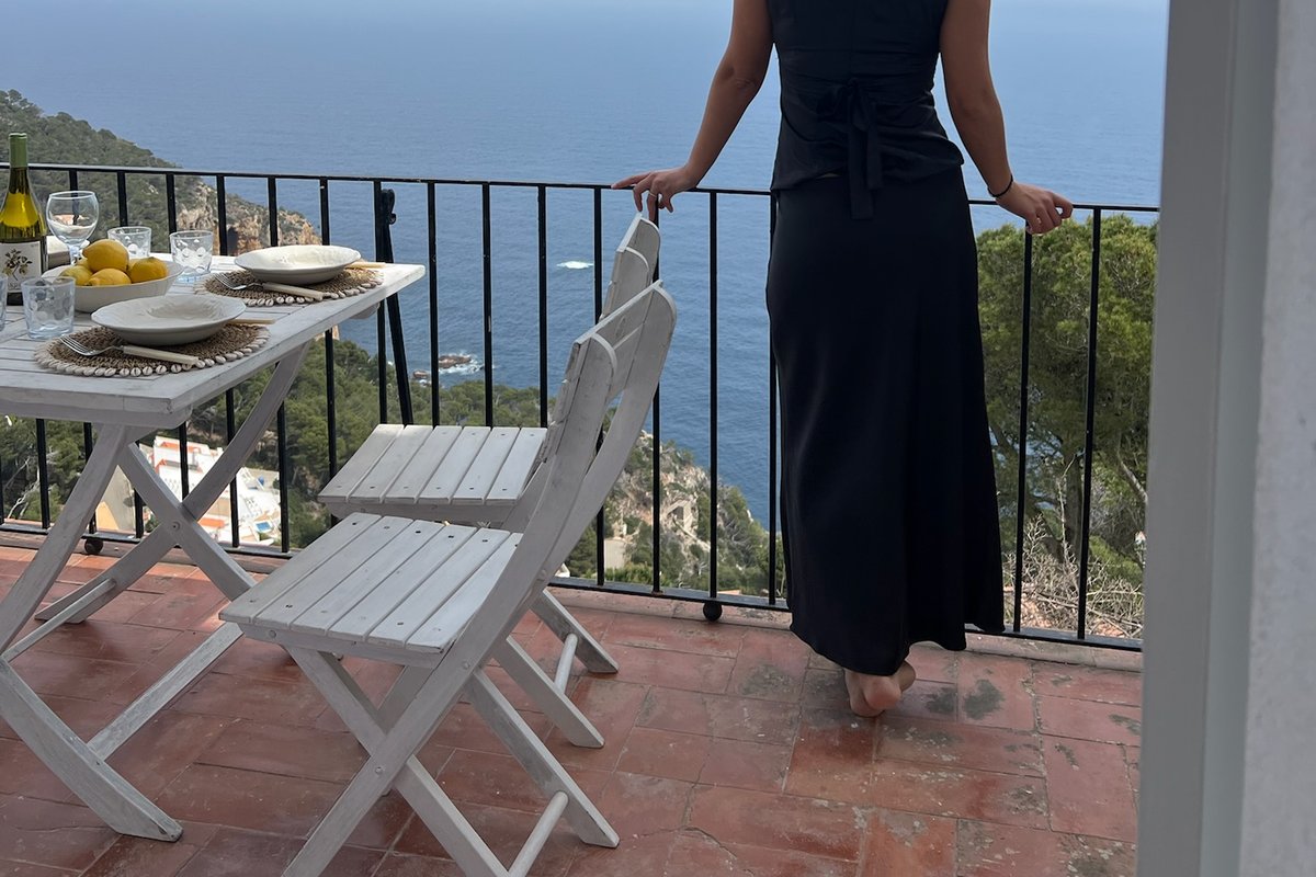Casa blanca de Begur con vistas al mar y piscina