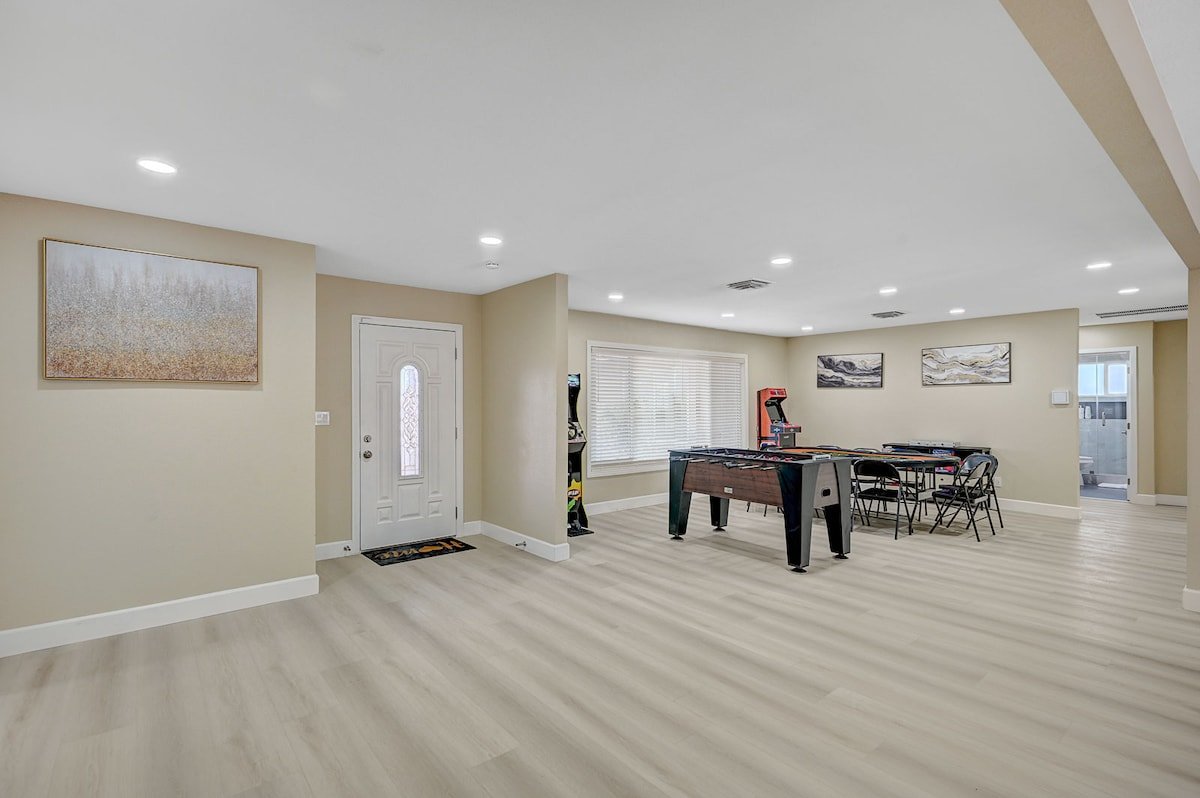 Grand Villa w/ Heated Spa, Pool, Gym – Near Strip gallery image 3