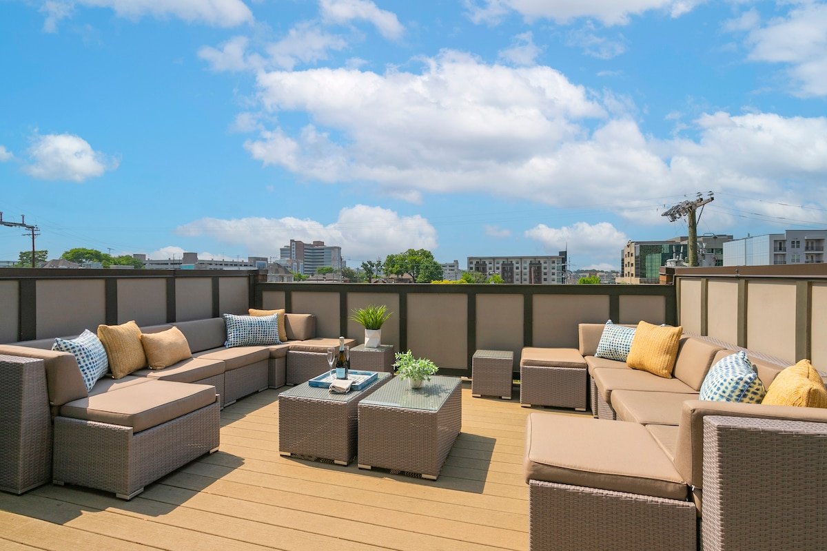 The Kings Palace – 1 mile to Broadway/Sleeps 12! gallery image 4