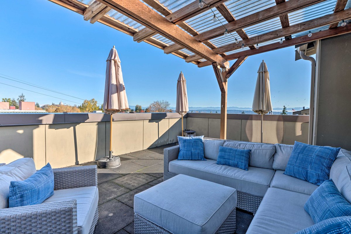 Upscale Townhome w/Roof Deck Views of Cascades