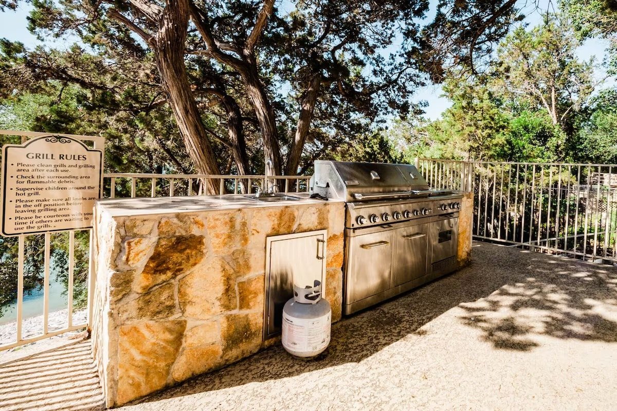 Stunning Lakeway Paradise: Waterfront w Pool Spa gallery image 5