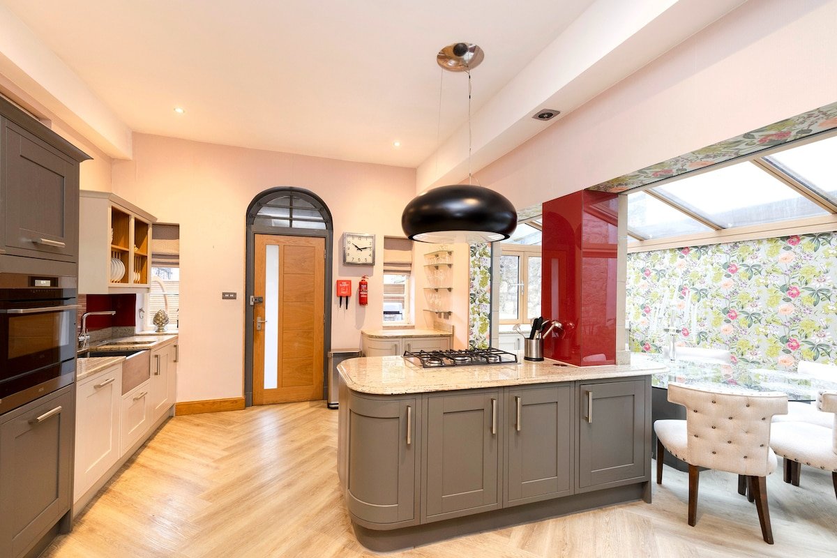 Argyl | Beautiful 3 bed Apt. on York Place gallery image 2