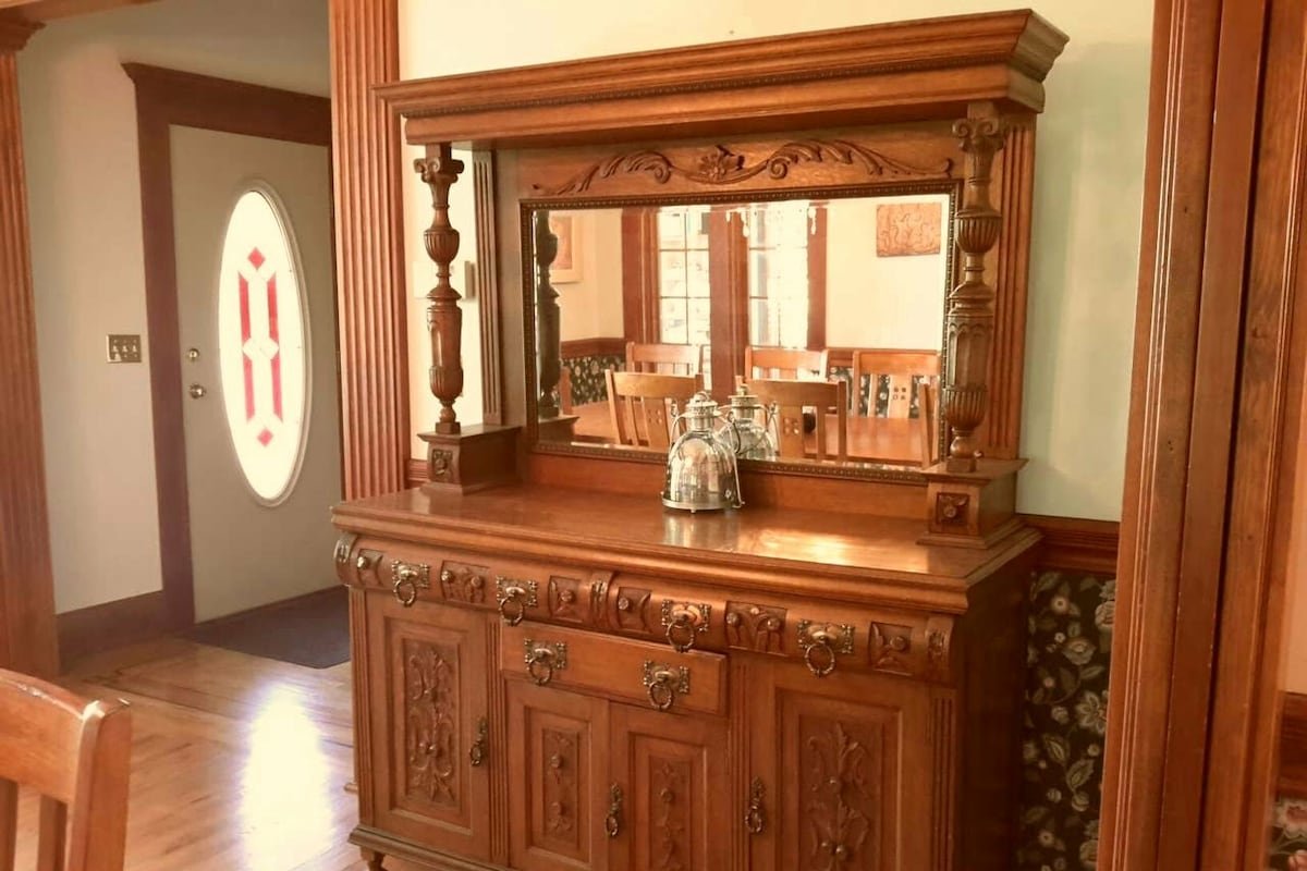 Family Ocean View Victorian Executive Swartz Bay gallery image 4