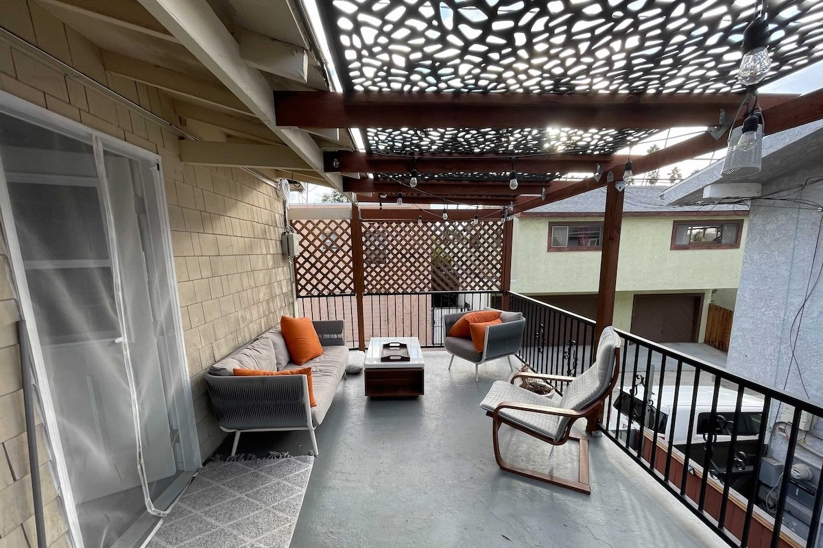 10min walk to Beach, 2bed Oasis w/outdoor living gallery image 3