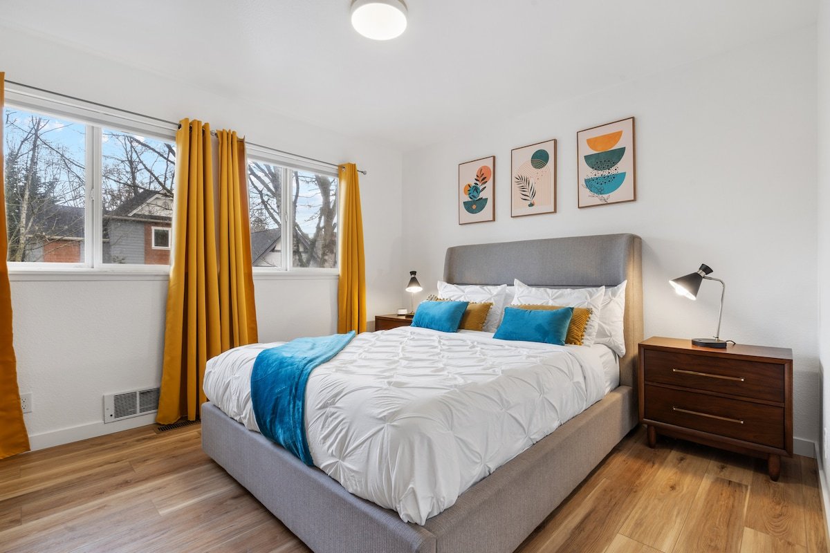 Urban Oasis with Cedar Hot Tub gallery image 4