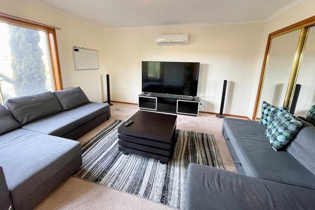 Kallara House – Awesome Movie Room! gallery image 4