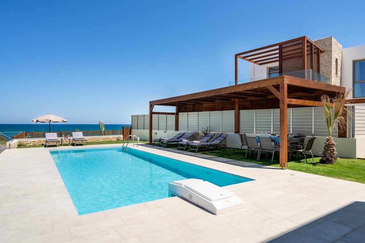 Beachfront Villa w/Private Pool, BBQ and Ping Pong gallery image 3
