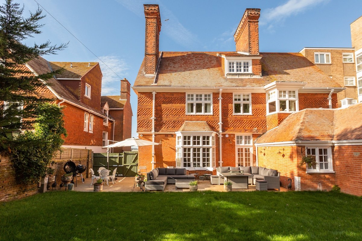 West Bay House| Opposite the beach | Sleeps 18 | gallery image 2