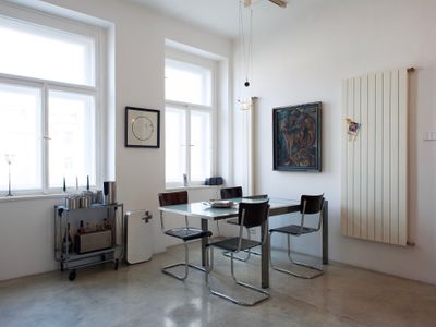3BDR Art-filled Apartment with Garage