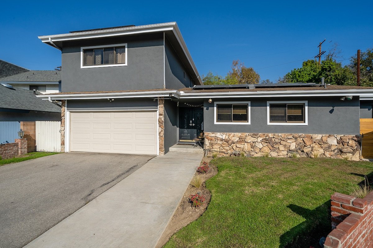 126 Chic Valley Village Home-Pool Near Universal gallery image 4