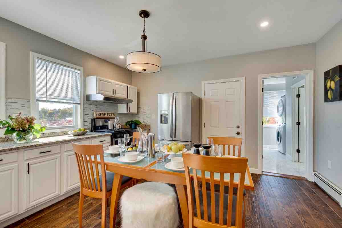 Unique 2 floors 8 beds 4 bath public transit gallery image 2